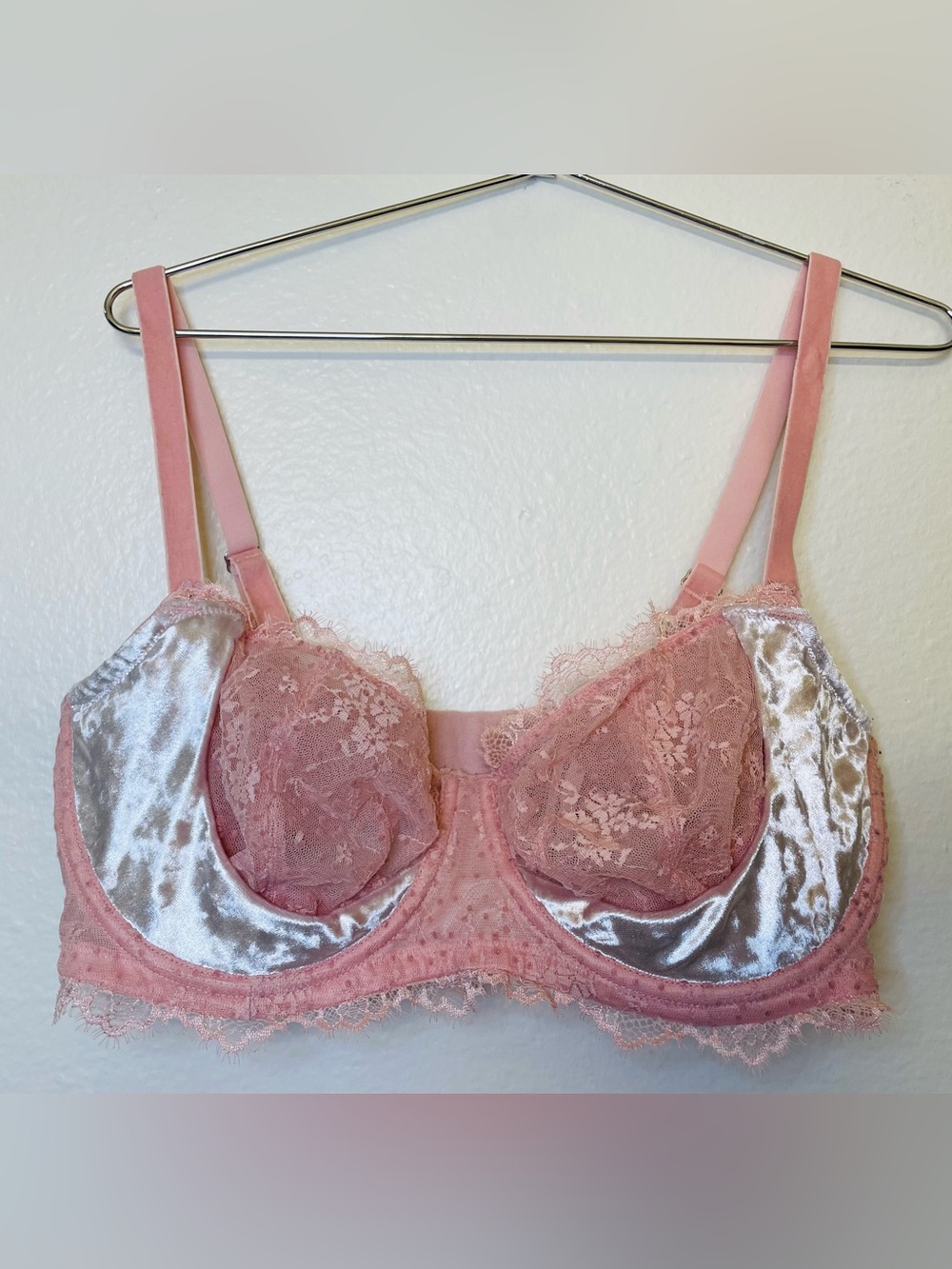 Victoria's Secret Pink Lace & Velvet Push Up Underwire Bra Size 34DDD